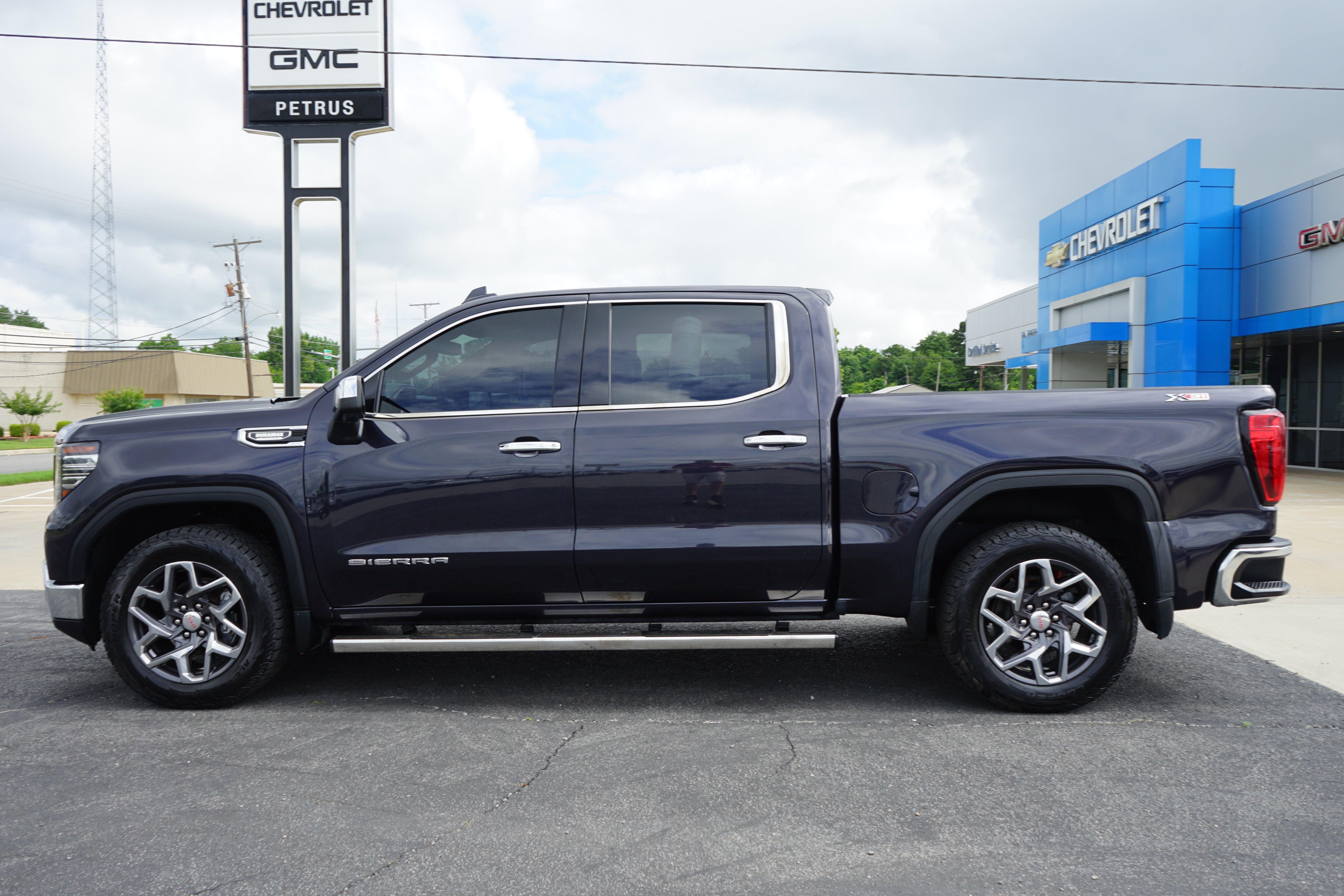 Used 2023 GMC Sierra 1500 SLT with VIN 3GTUUDE80PG300784 for sale in Little Rock