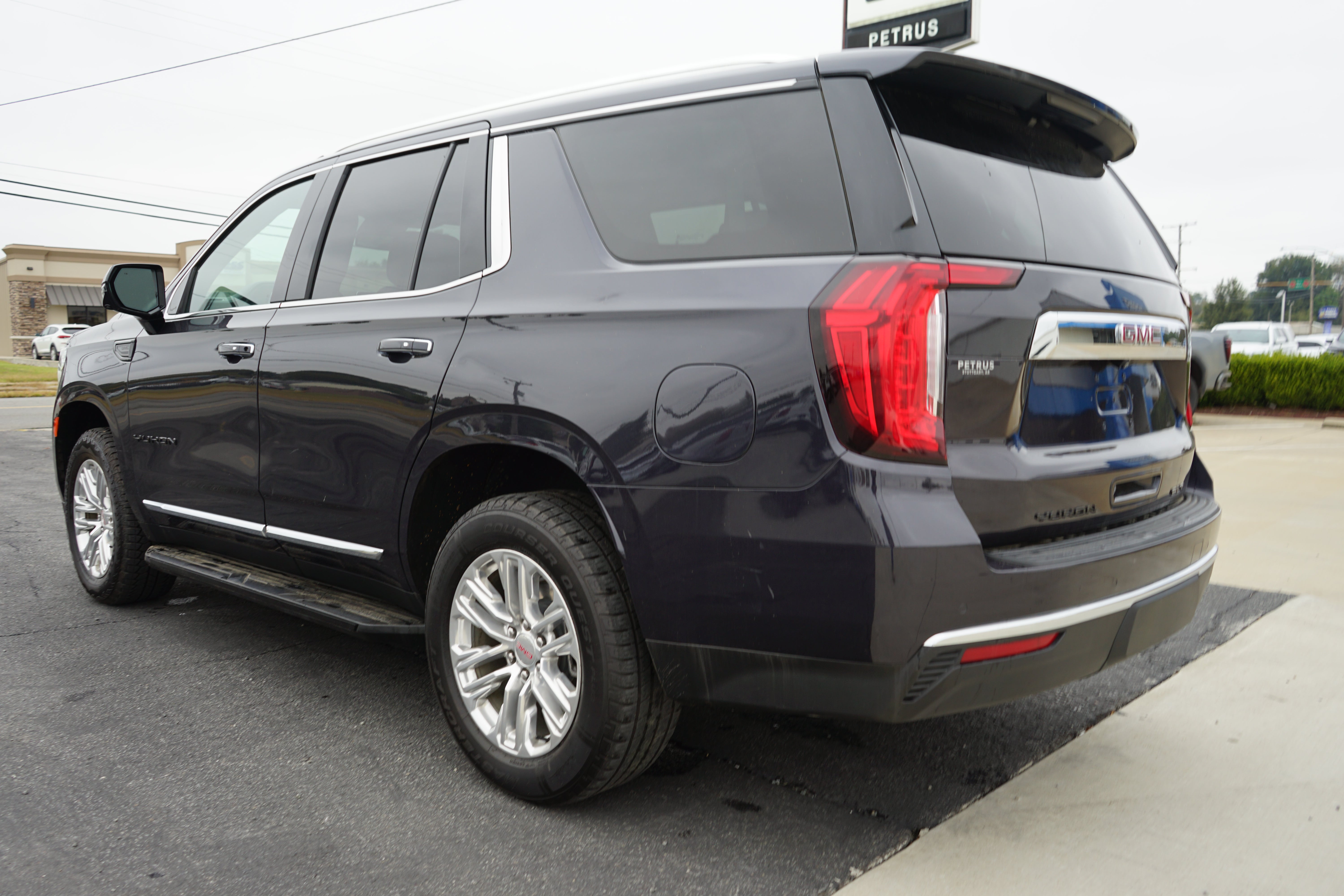 2023 GMC Yukon SLT